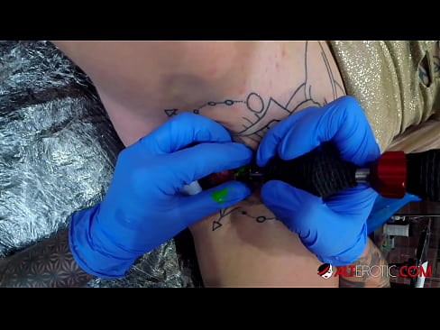 ❤️ Sully Savage-k izugarri tatuatu zuen klitorian tatuaje bat egin zuen ❤ Sexua gurean eu.assistirhentai.ru ❌️
